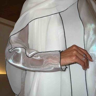 العبايه البيضاء